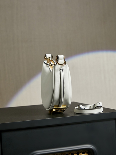 フェンディバッグ背面デザイン